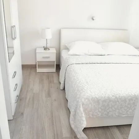 Rab Aurora Apartament *